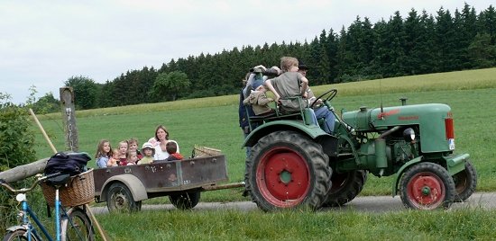 Mit dem Traktor zu den Binsenwiesen