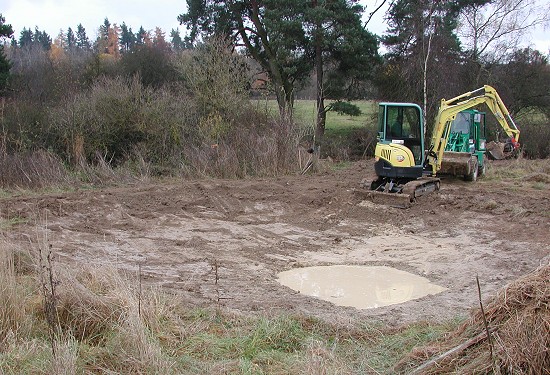 Bagger und Radlader schaffen am 13. November 2009 den neuen Tümpel