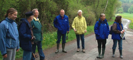 Die NABU-Schutzgebietsbetreuer Sybille Winkelhaus und Andrea Pfäfflin (rechts) stellen den Besuchern das FFH-Gebiet Haubergsgrund vor